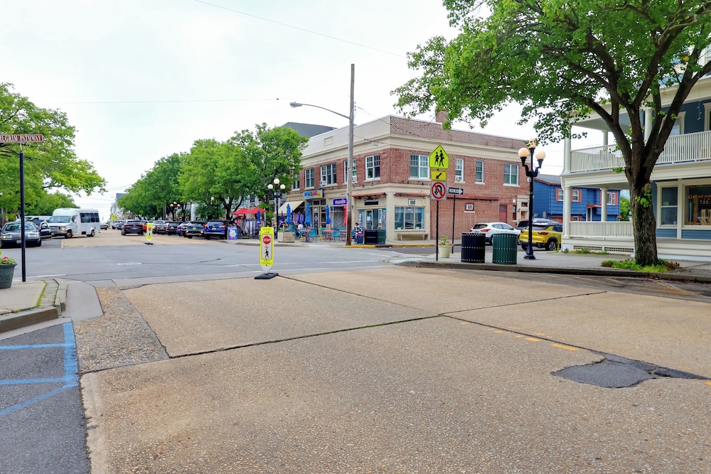 Walk to Downtown & Beach: Ocean Grove Apartment!