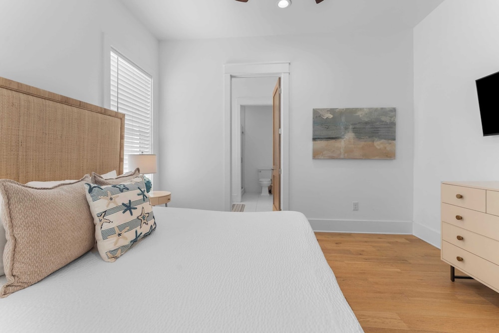 Walk to Beach + Pool, Hot Tub & Game Room 30A Ohana Grande by Avantstay