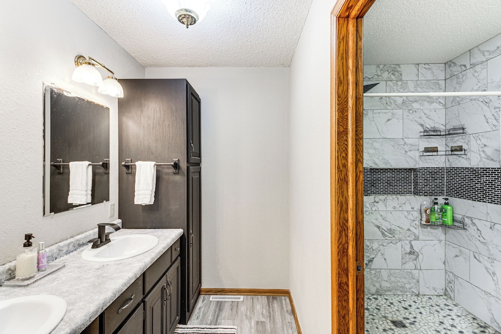 Hot Tub & 2 Recreation Rooms: Spacious Onamia Home