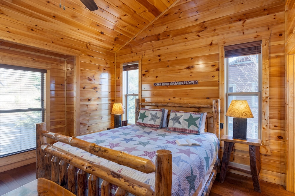 Grand View Lodge Panoramic Views Hot Tubs Game Room Theater Sleeps 56 Guests