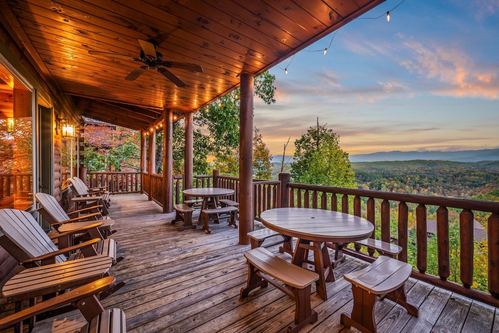 Grand View Lodge Panoramic Views Hot Tubs Game Room Theater Sleeps 56 Guests