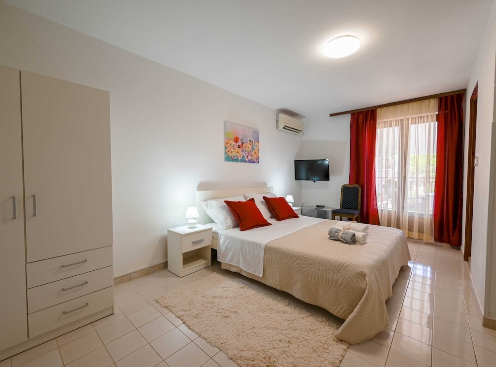 Calm and Stylish Rooms With Balcony