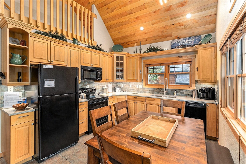 Solitude Beaver #3 - Estes Park 2 Bedroom Condo by RedAwning