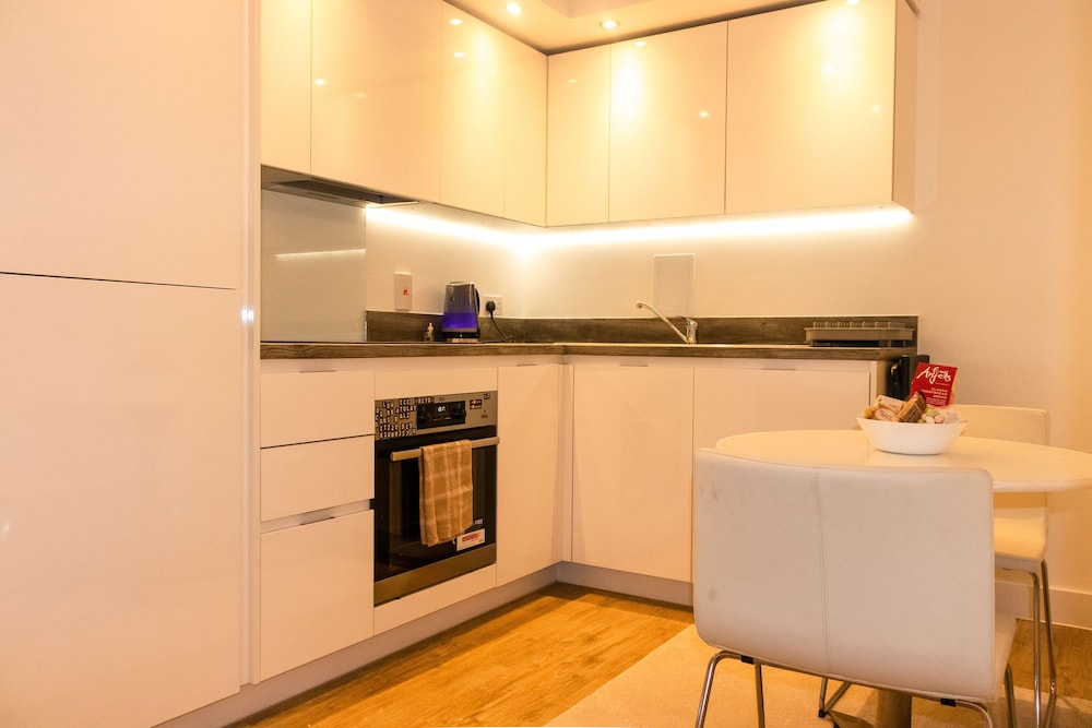 Livestay - 1bed Apt Private Building Free Parking view 5