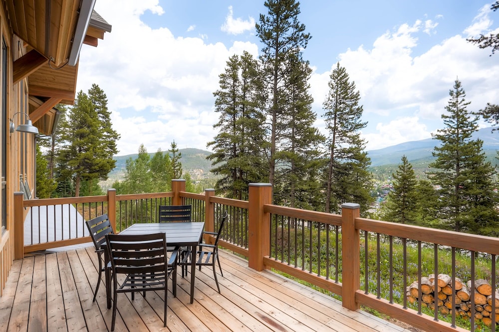 Sunrise Ski Haus 4 Bedroom Home by RedAwning