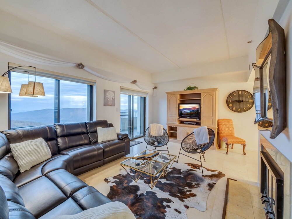 Uhost AI 2BR Condo w Balcony Great Views