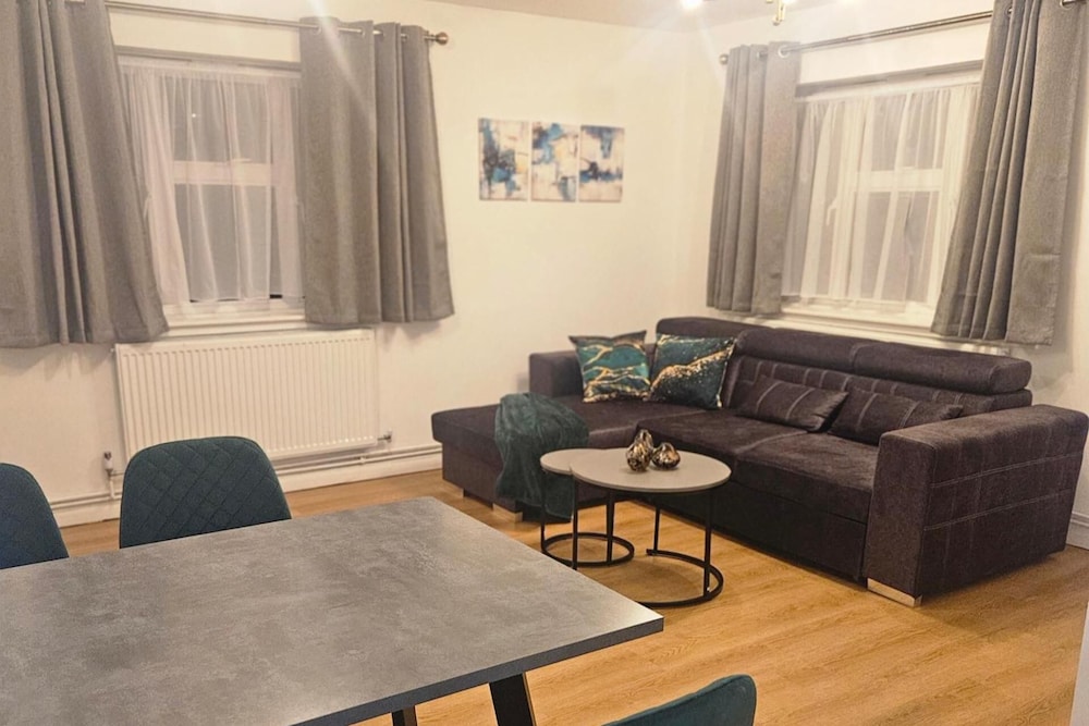 London Chic Apt, Great Location Free Parking