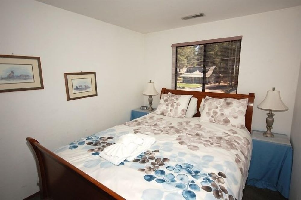 771 Lakeview Avenue 4 Bedroom Home by RedAwning