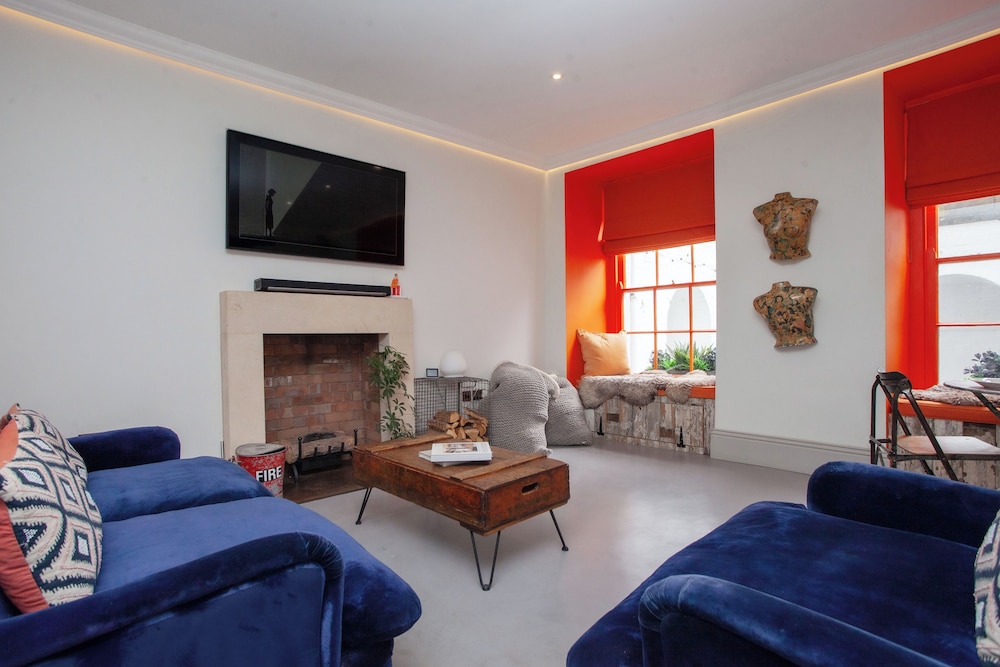 Higgihaus Apt1 36 37 Royal York Cres