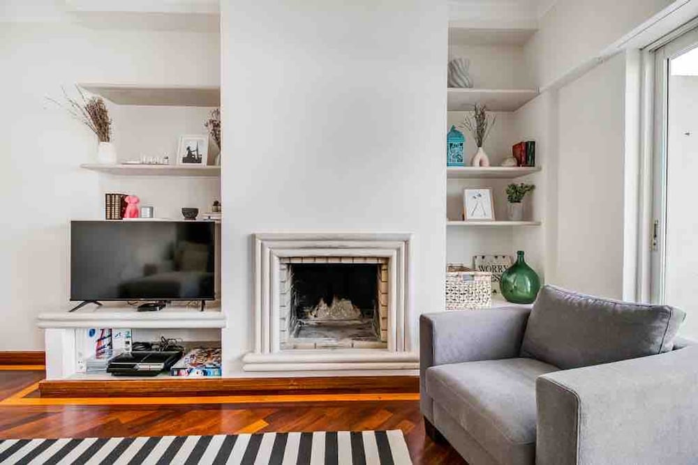 Bright Flat by Carcavelos Beach With Fast Wi-fi