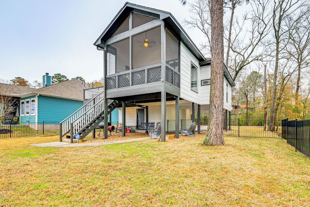 < 1 Mi to Boat Ramp: Waterfront Lake Conroe Home!