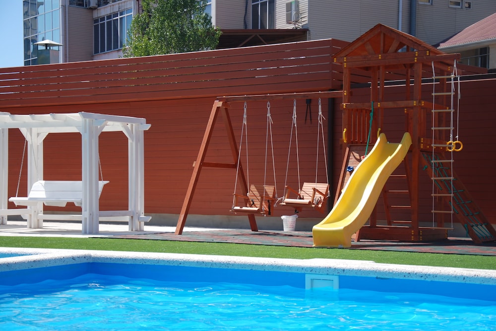 Peak Season Hotel