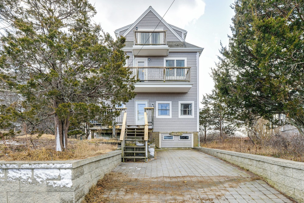 Marshfield Home w/ 4 Decks & Private Beach Access!