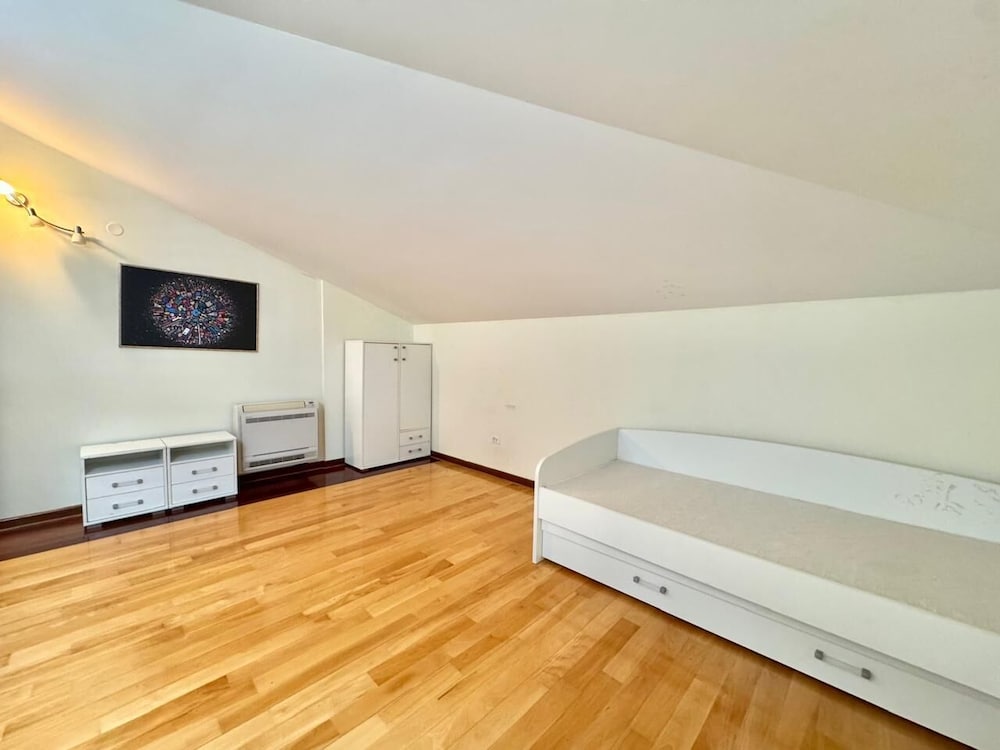 Rooftop Elegance Suite