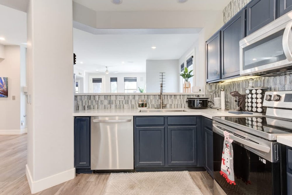 Lux Scottsdale Condo Overlooks 9th Hole Near Golf