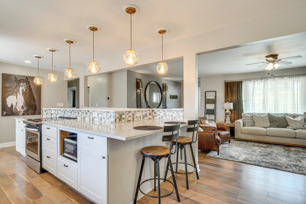 4 Mi to Churchill Downs: Updated Retreat w/ Deck!