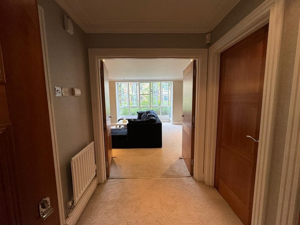 Luxury Apartment In London - Pool Spa & Gym