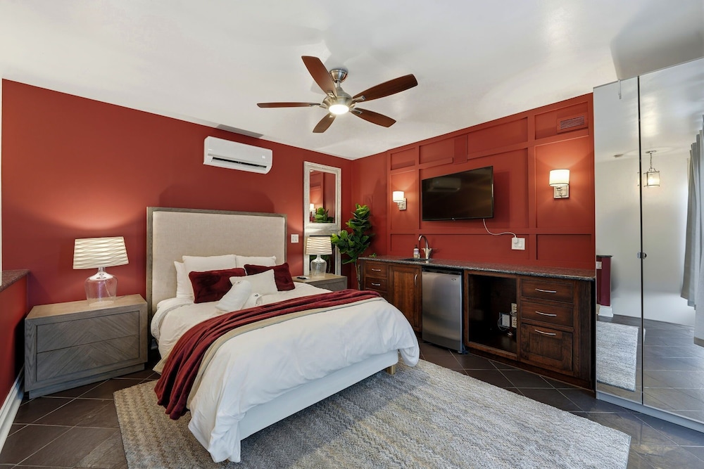 River West Modern 4-bd Home With Patio Balcony