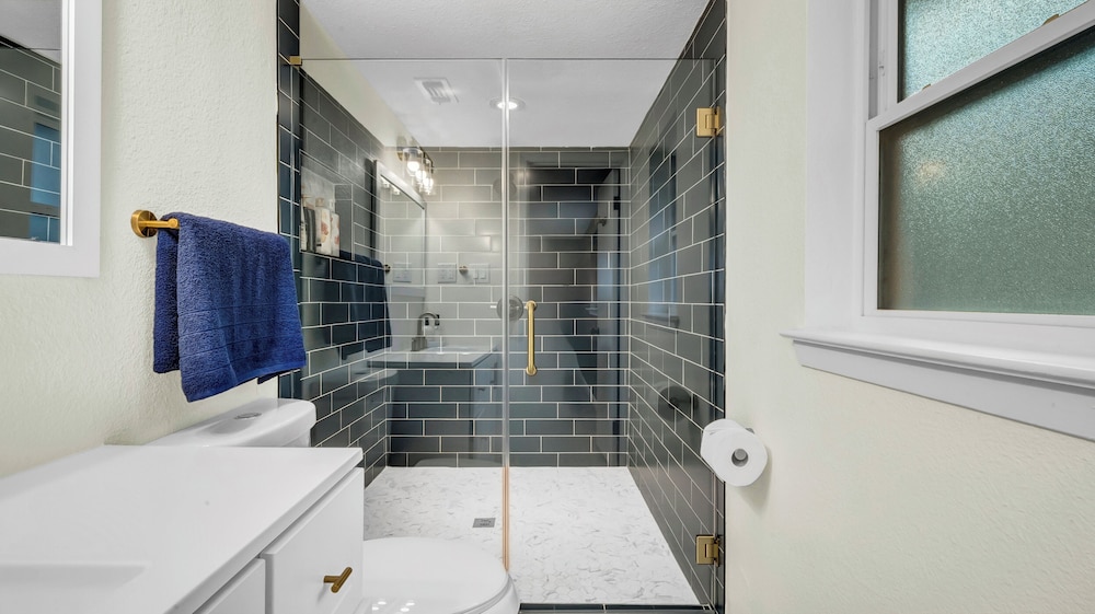 LuxStay Escapes