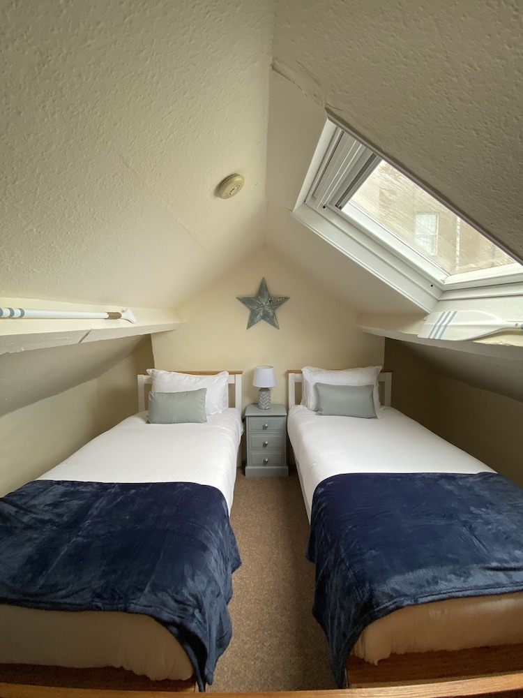 Delightful 3 Bedroomed Cottage in Llandudno view 3