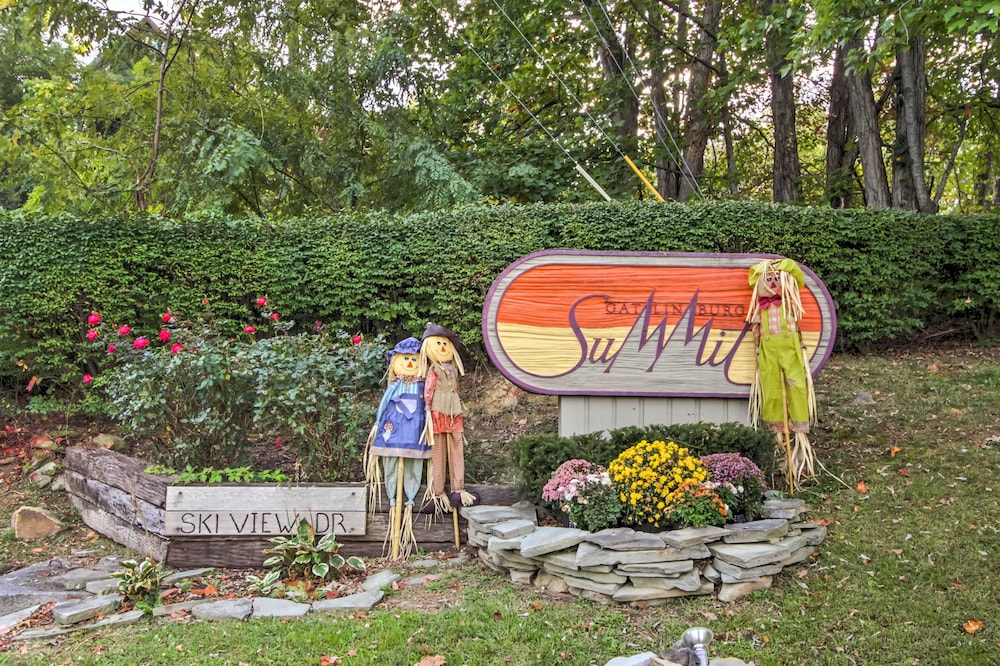 Indoor & Outdoor Pool Access! Condo 3 Mi to Gsmnp
