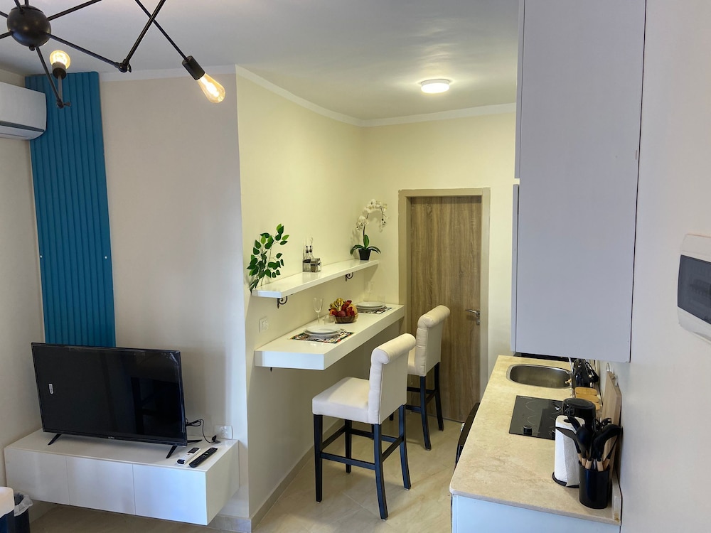 Chic Stylish Spacious Apt Poolside, Smarttv & Wifi