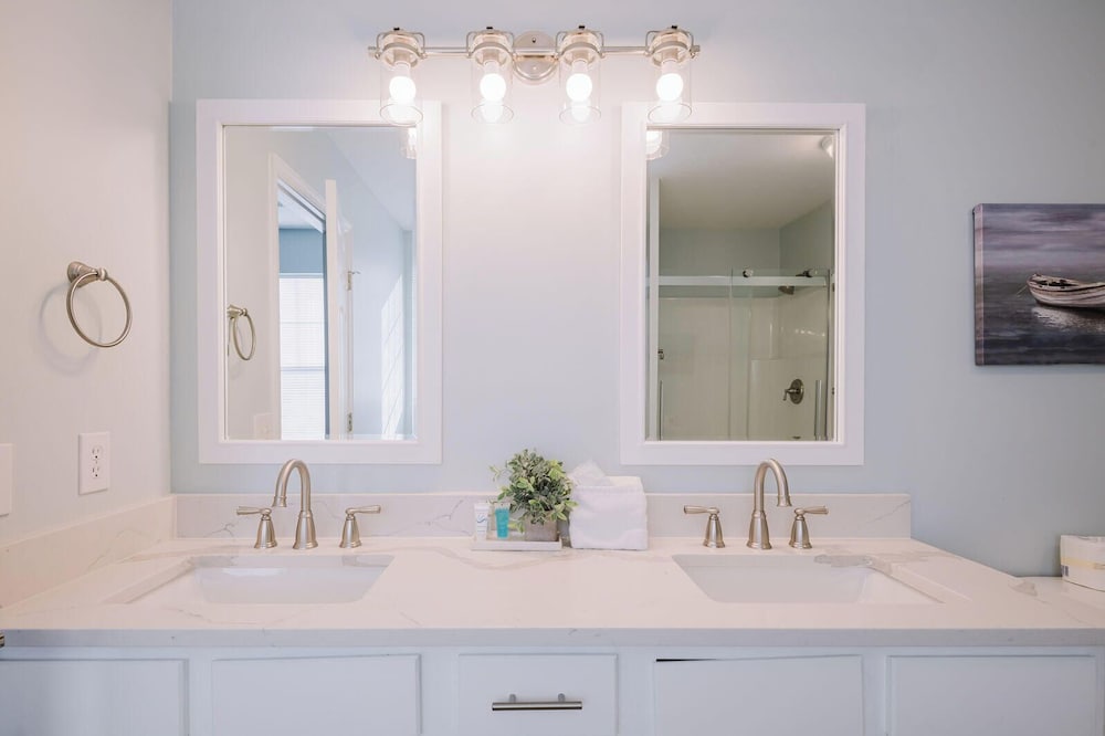 Coastal Quarters in Bluffton - Dog Friendly! Bluffton Park Lowcountry Charmer