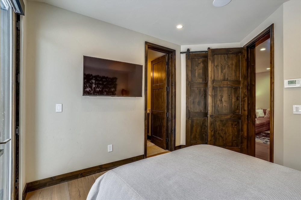 Falcon Haus 4 Bedroom Townhouse by RedAwning