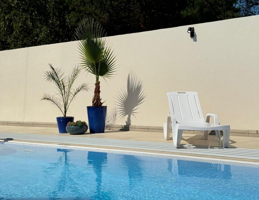 Comfortable Ground Floor Apartment, Summer Pool