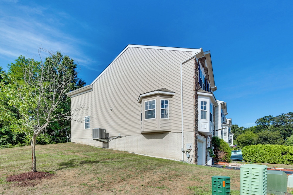 < 2 Mi to Dtwn Hagerstown: Townhome w/ Fireplace