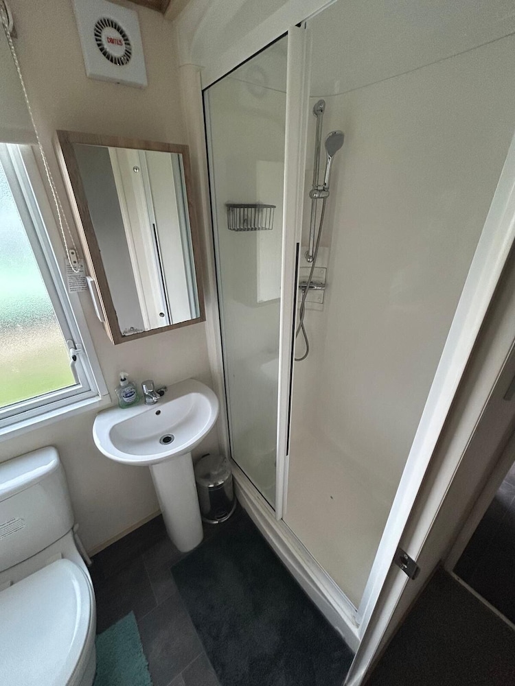 Familycaravan-seaview-garden-ensuite-nearbeach
