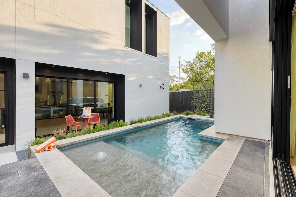 Modern East Austin Home w/ Pool, Near Downtown & Lady Bird Lake Casa 1803 by Avantstay