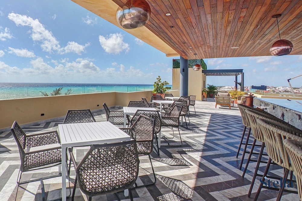 Condos with Oceanview Rooftop Pool