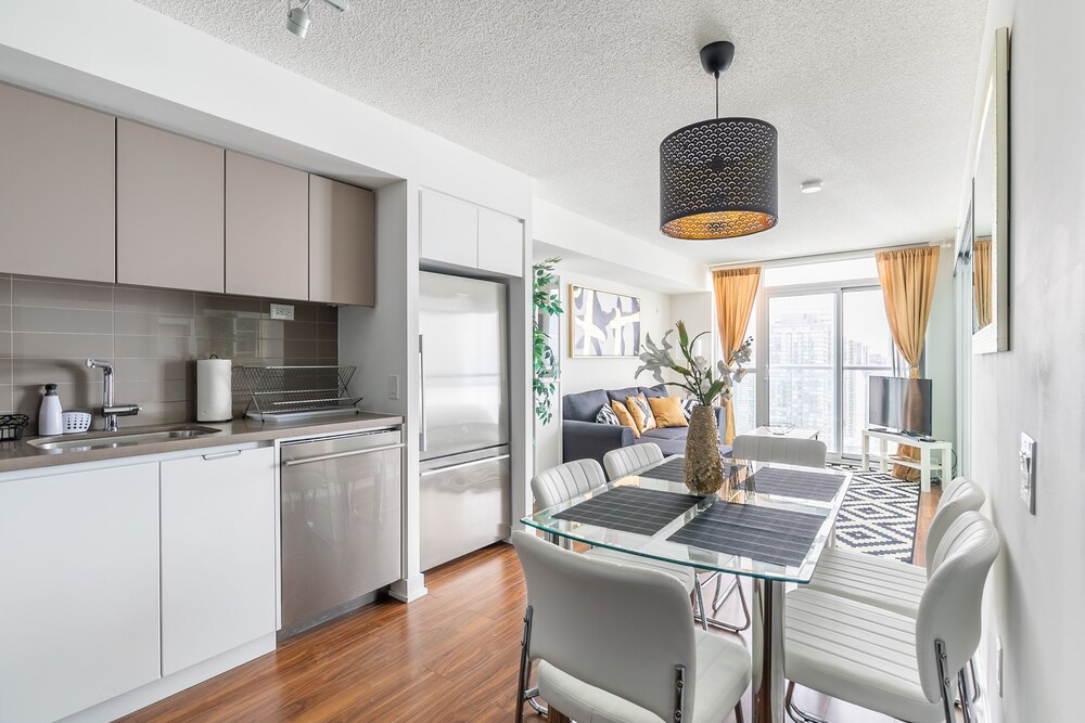 Royal Stays Condominiums - Downtown