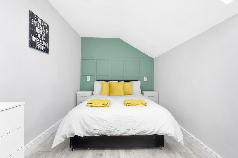 Stylish 4-bed Apartment - Parking & Central Links
