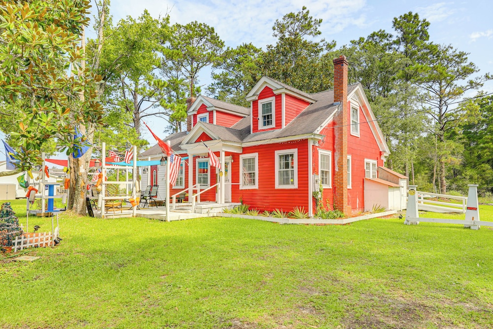Cozy Cottage w/ Deck, 9 Mi to Downtown Beaufort! view 4