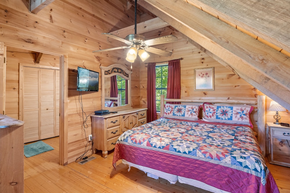 Games With A View 3 Bedroom Cabin by RedAwning view 4