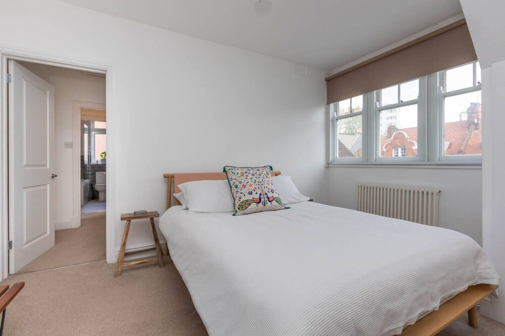 Bright 1 Bedroom Flat Near the Tube