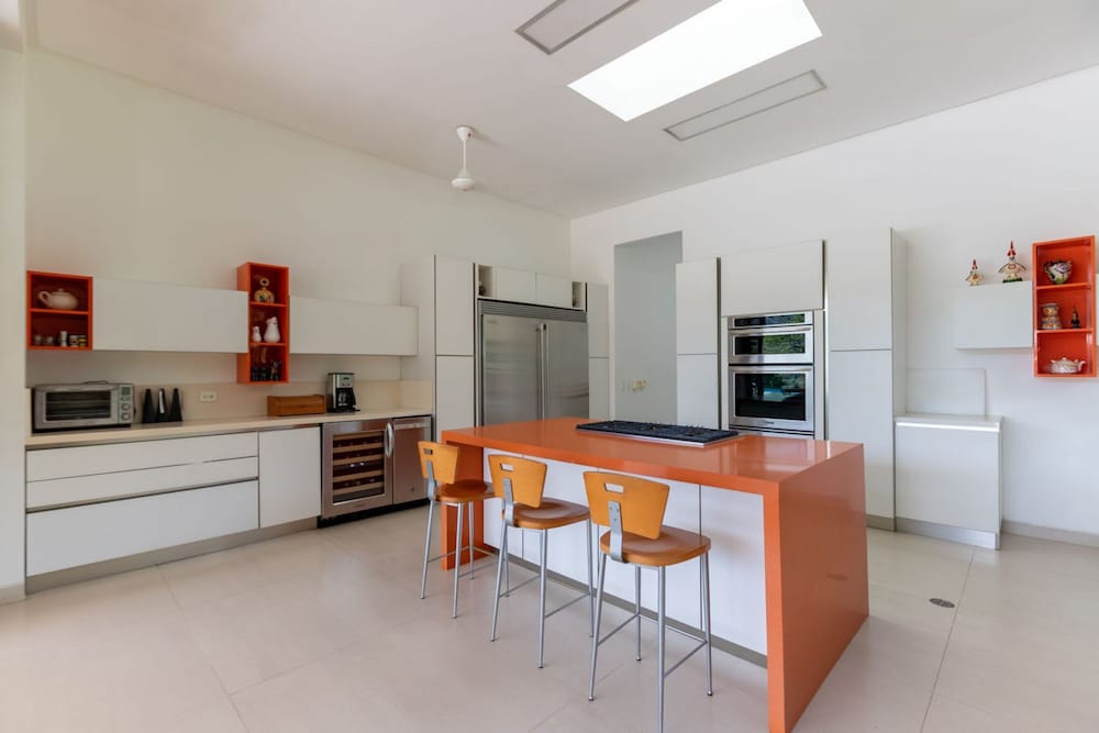 w Glowing 4BR Villa w Pool at Mesa de Yeguas
