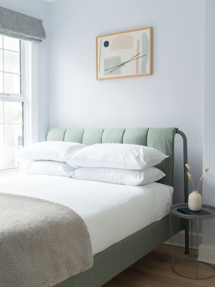 West End Drury Lane Modern 3 Bedroom Apt