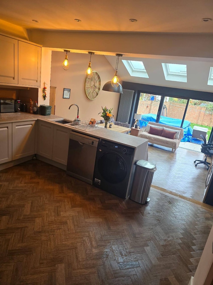 Spacious 4-bed House Close to LHR and London