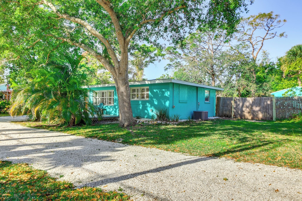 Englewood Bungalow 1 Mi to Beach: Pets Welcome!