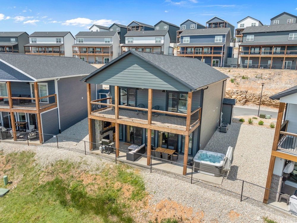 Bourbon Bungalow 5 Bedroom Lodge by RedAwning