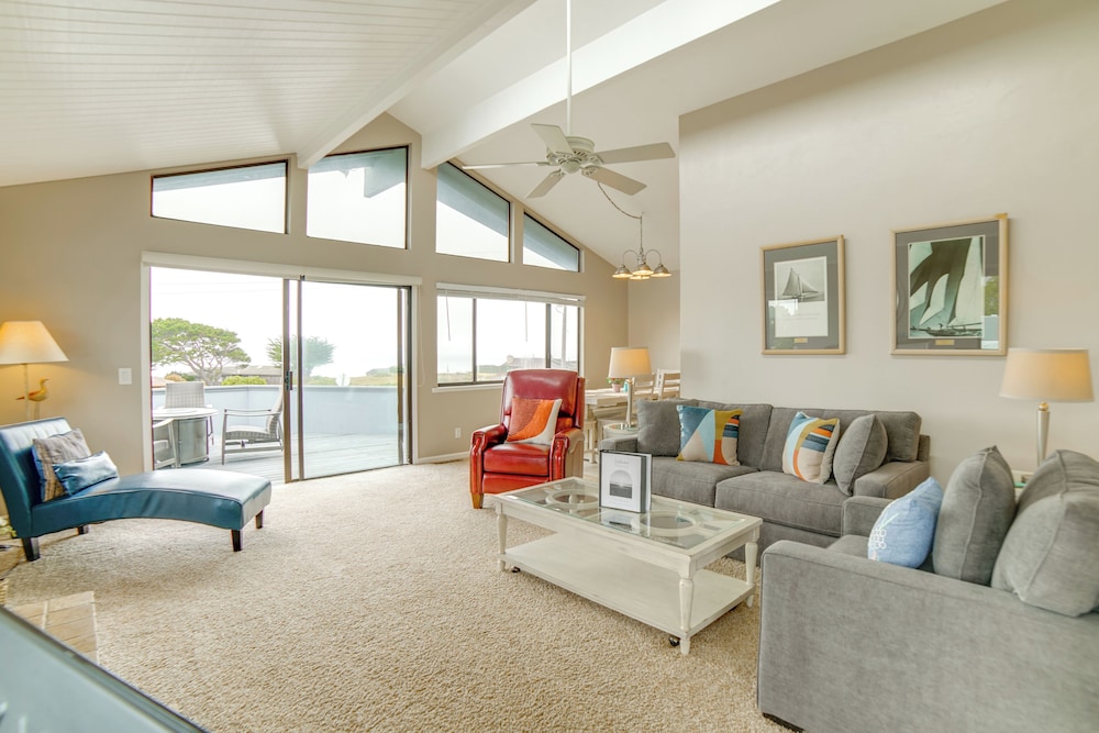 Beach Access & Hot Tub: Coastal Gem in Manchester