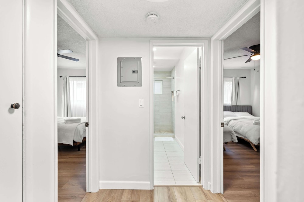 Modern Cozy Retreat Stylish Stay With Patio & Parking
