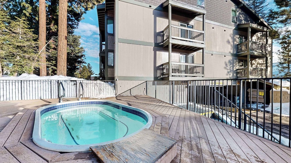Crestview #40 Chic Condo for 6