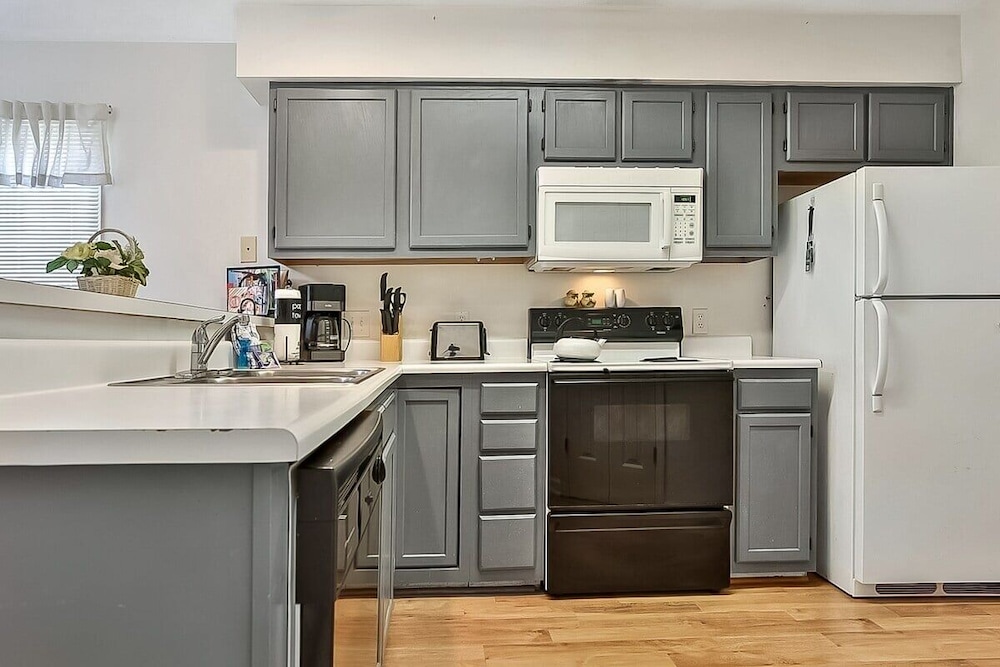 River Oaks 33f 2 Bedroom Condo