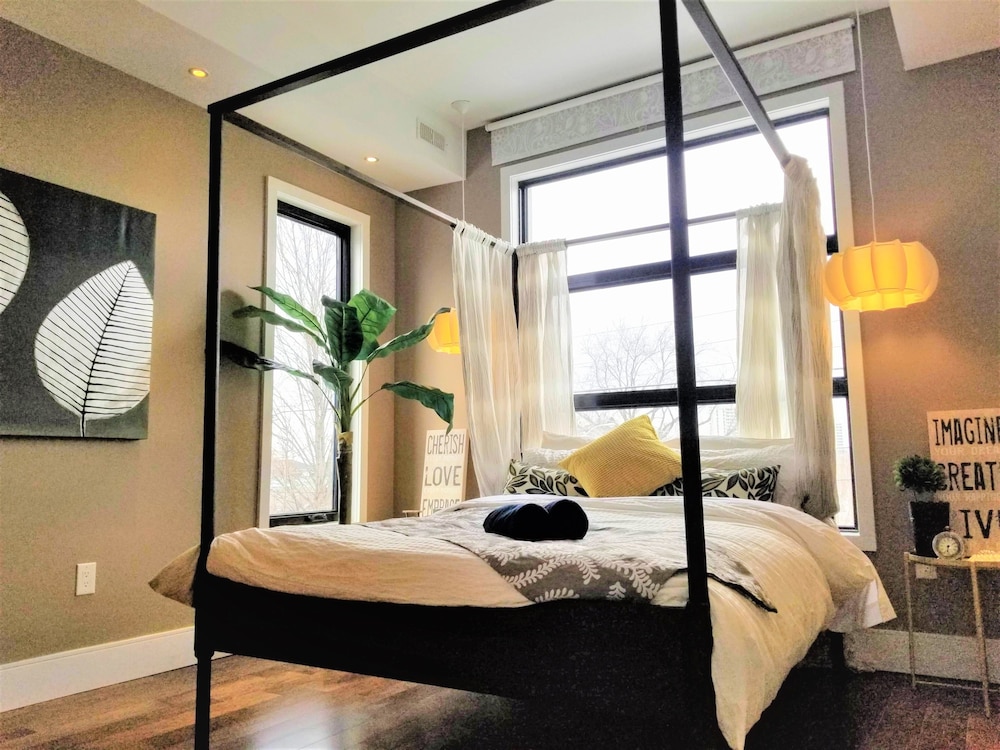 Luxury Central Toronto 2 bedroom suite view 4