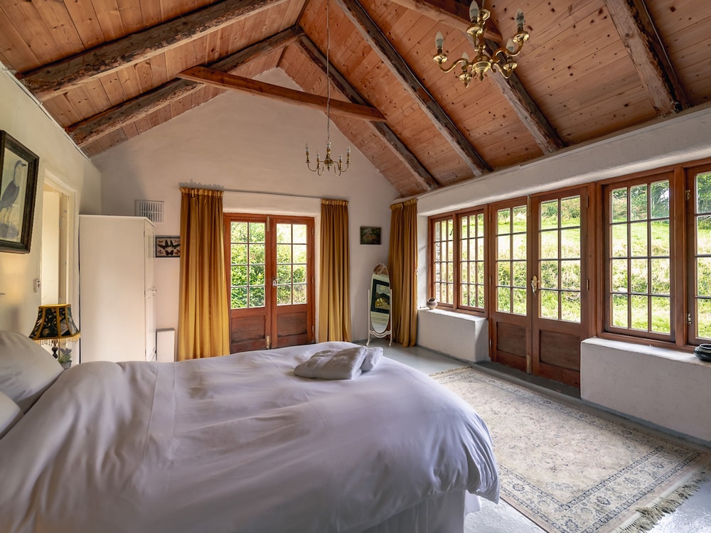 Traditional Style Thatched Cottage With Modern Amenities