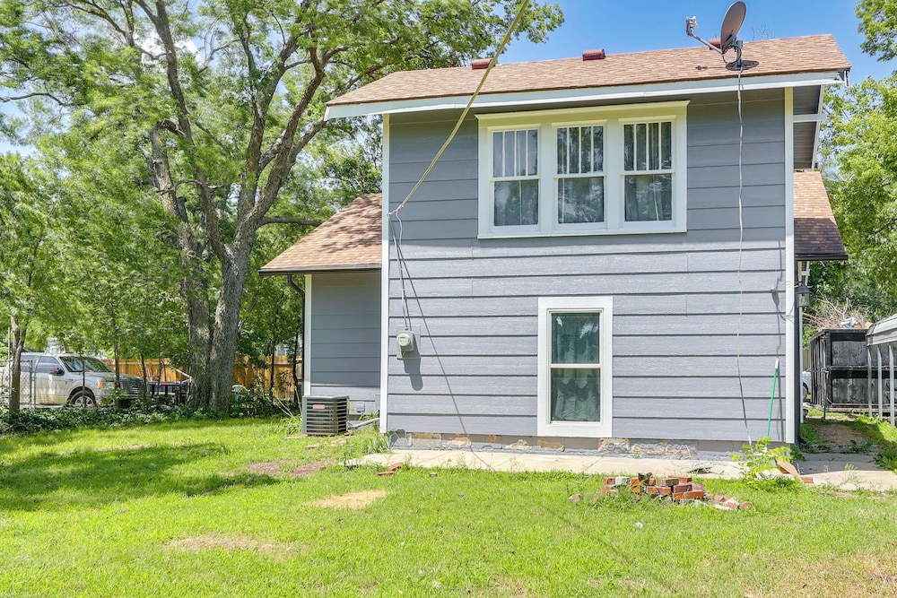 4 Mi to Dtwn: Charming Retreat in Wichita!